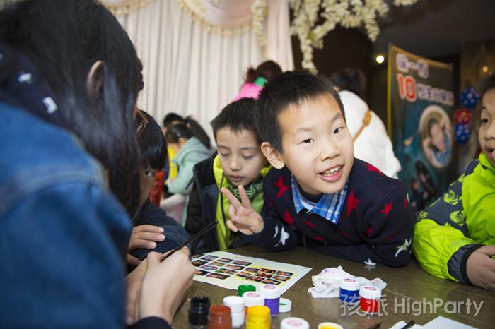 南京仙林大酒店,迎来小寿星十岁生日派对。以美国队长为主题,小丑杂耍魔术表演川剧变脸魔幻泡泡秀等精彩节目表演,还有酷炫的派对气球装饰布置,祝他十岁生日快乐