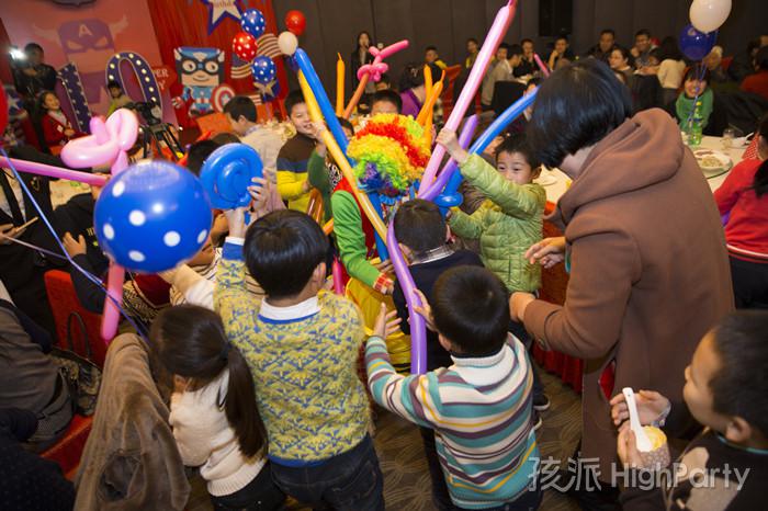 南京仙林大酒店，迎来小寿星十岁生日派对。以美国队长为主题，小丑杂耍魔术表演川剧变脸魔幻泡泡秀等精彩节目表演，还有酷炫的派对气球装饰布置,祝他十岁生日快乐