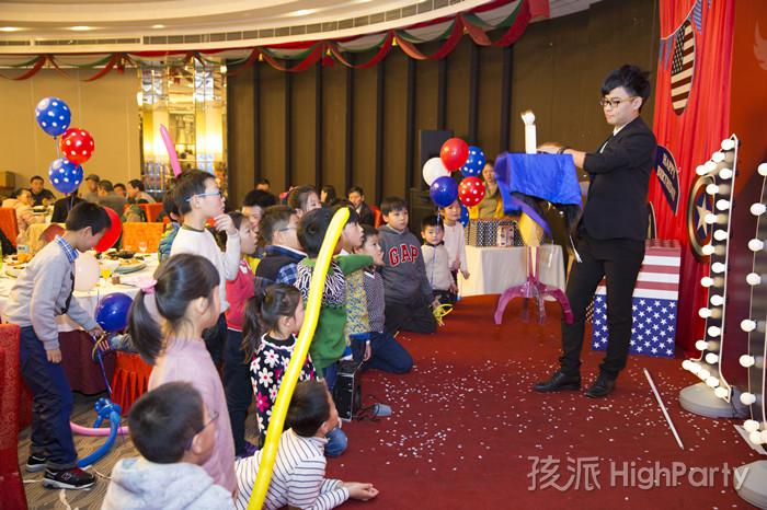南京仙林大酒店,迎来小寿星十岁生日派对。以美国队长为主题,小丑杂耍魔术表演川剧变脸魔幻泡泡秀等精彩节目表演,还有酷炫的派对气球装饰布置,祝他十岁生日快乐