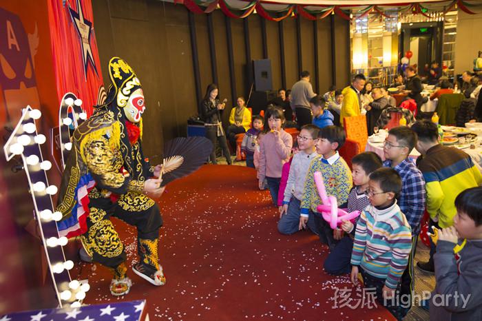 南京仙林大酒店,迎来小寿星十岁生日派对。以美国队长为主题,小丑杂耍魔术表演川剧变脸魔幻泡泡秀等精彩节目表演,还有酷炫的派对气球装饰布置,祝他十岁生日快乐