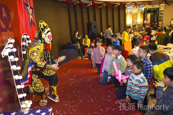 南京仙林大酒店，迎来小寿星十岁生日派对。以美国队长为主题，小丑杂耍魔术表演川剧变脸魔幻泡泡秀等精彩节目表演，还有酷炫的派对气球装饰布置,祝他十岁生日快乐