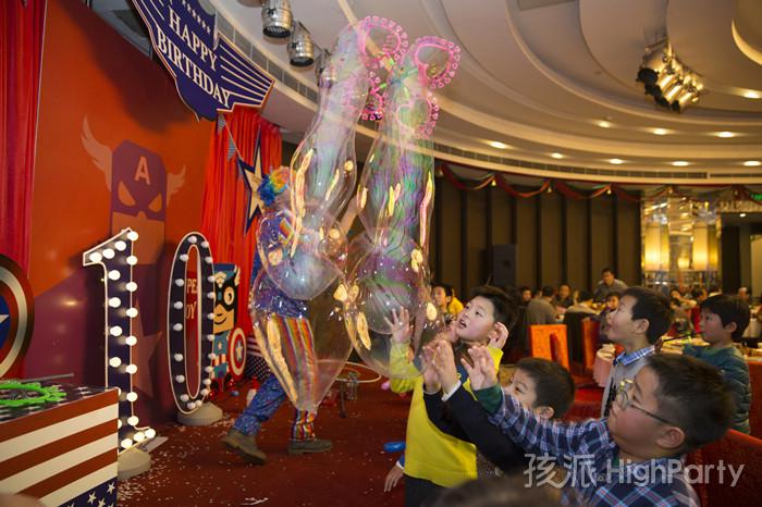 南京仙林大酒店,迎来小寿星十岁生日派对。以美国队长为主题,小丑杂耍魔术表演川剧变脸魔幻泡泡秀等精彩节目表演,还有酷炫的派对气球装饰布置,祝他十岁生日快乐