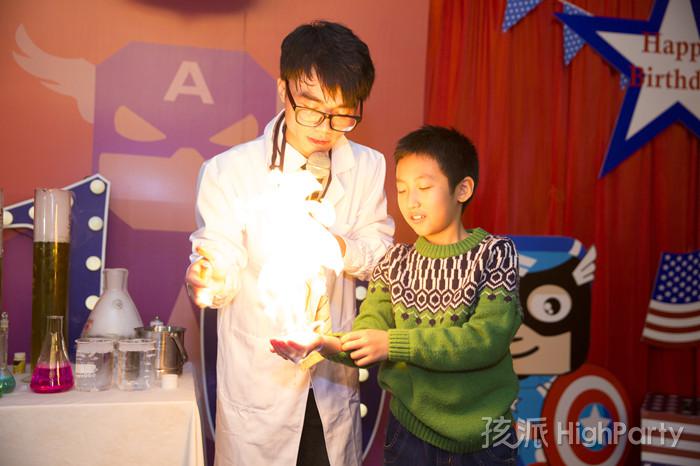 南京仙林大酒店,迎来小寿星十岁生日派对。以美国队长为主题,小丑杂耍魔术表演川剧变脸魔幻泡泡秀等精彩节目表演,还有酷炫的派对气球装饰布置,祝他十岁生日快乐