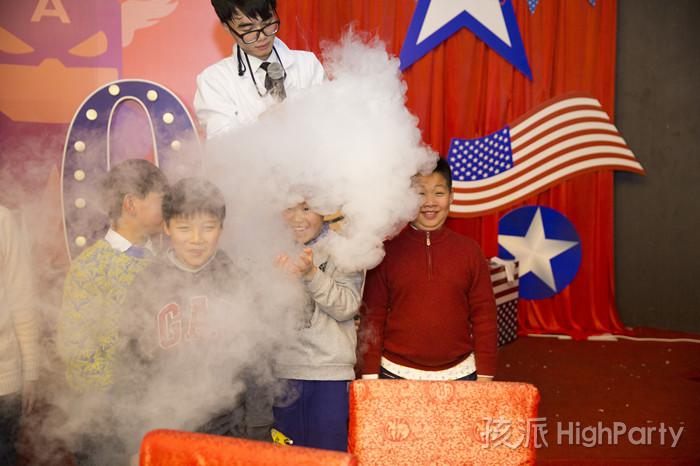 南京仙林大酒店,迎来小寿星十岁生日派对。以美国队长为主题,小丑杂耍魔术表演川剧变脸魔幻泡泡秀等精彩节目表演,还有酷炫的派对气球装饰布置,祝他十岁生日快乐