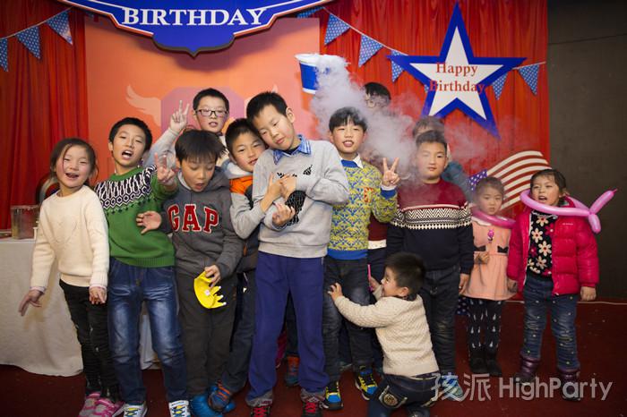 南京仙林大酒店,迎来小寿星十岁生日派对。以美国队长为主题,小丑杂耍魔术表演川剧变脸魔幻泡泡秀等精彩节目表演,还有酷炫的派对气球装饰布置,祝他十岁生日快乐