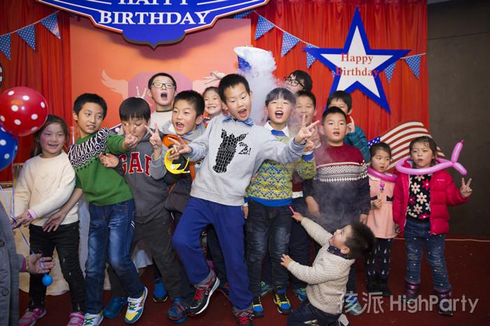 南京仙林大酒店,迎来小寿星十岁生日派对。以美国队长为主题,小丑杂耍魔术表演川剧变脸魔幻泡泡秀等精彩节目表演,还有酷炫的派对气球装饰布置,祝他十岁生日快乐