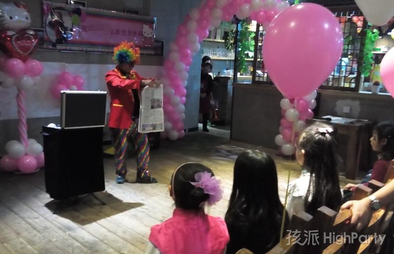 7岁小女孩快乐的生日派对