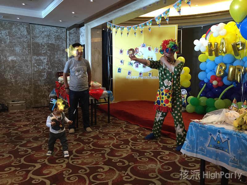 大连九龙湾酒店超级萌的小黄人主题一周岁生日party，完美周岁宴策划和童话般的生日派对现场装饰布置，精彩有趣的生日活动互动游戏，都让周岁小王子这个生日过的开心快乐