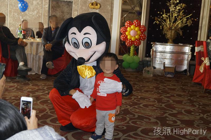 大连九龙湾酒店超级萌的小黄人主题一周岁生日party，完美周岁宴策划和童话般的生日派对现场装饰布置，精彩有趣的生日活动互动游戏，都让周岁小王子这个生日过的开心快乐