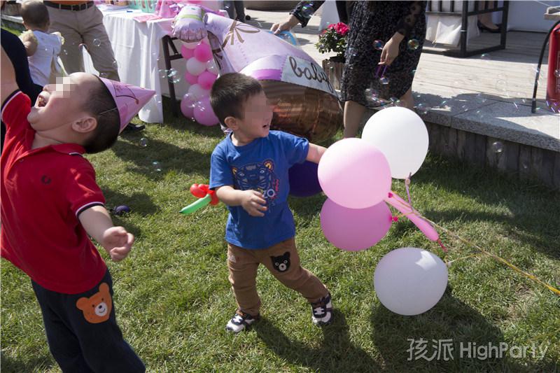 宝宝一周岁户外草坪生日派对，小朋友们欢乐的在玩泡泡秀