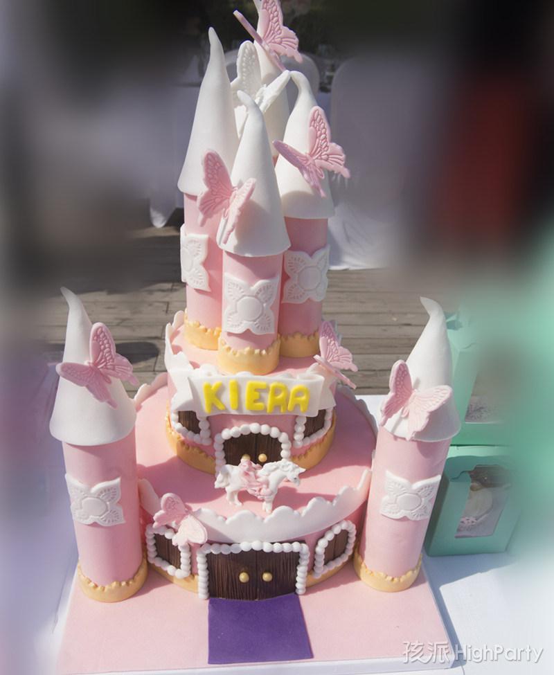 宝宝一周岁户外草坪生日派对，惟妙惟肖而且非常漂亮的粉色梦幻城堡造型生日蛋糕，话说上边还有一位白马王子呢，是在守护我们的周岁小公主吗